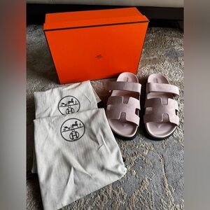 BNIB New Hermes Womens Suede
Sandals Chypre Rose Porcelaine Pink